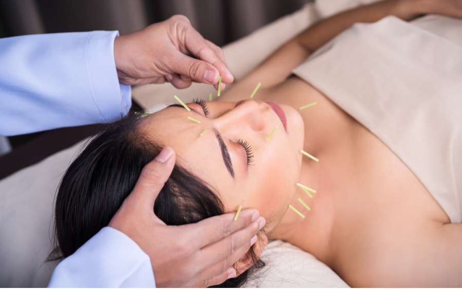 Châm cứu massage vùng mặt là một trong các phương pháp điều trị ngoại khoa